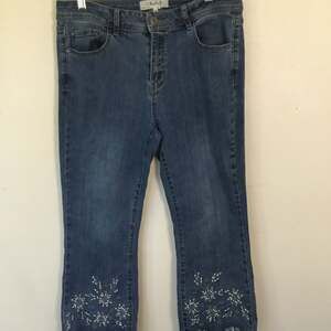 Charlie B Embroidered Hem Blue Jeans frayed anklet capri Bootcut Style, Size 10